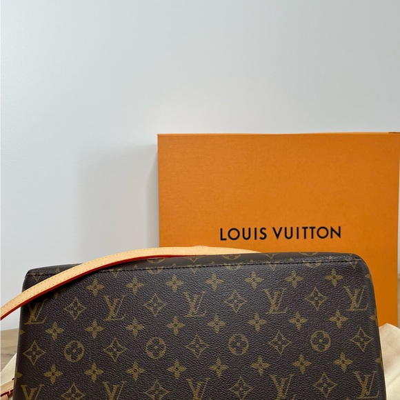 Authentic Louis Vuitton Grand Palais - Picture 12 of 12